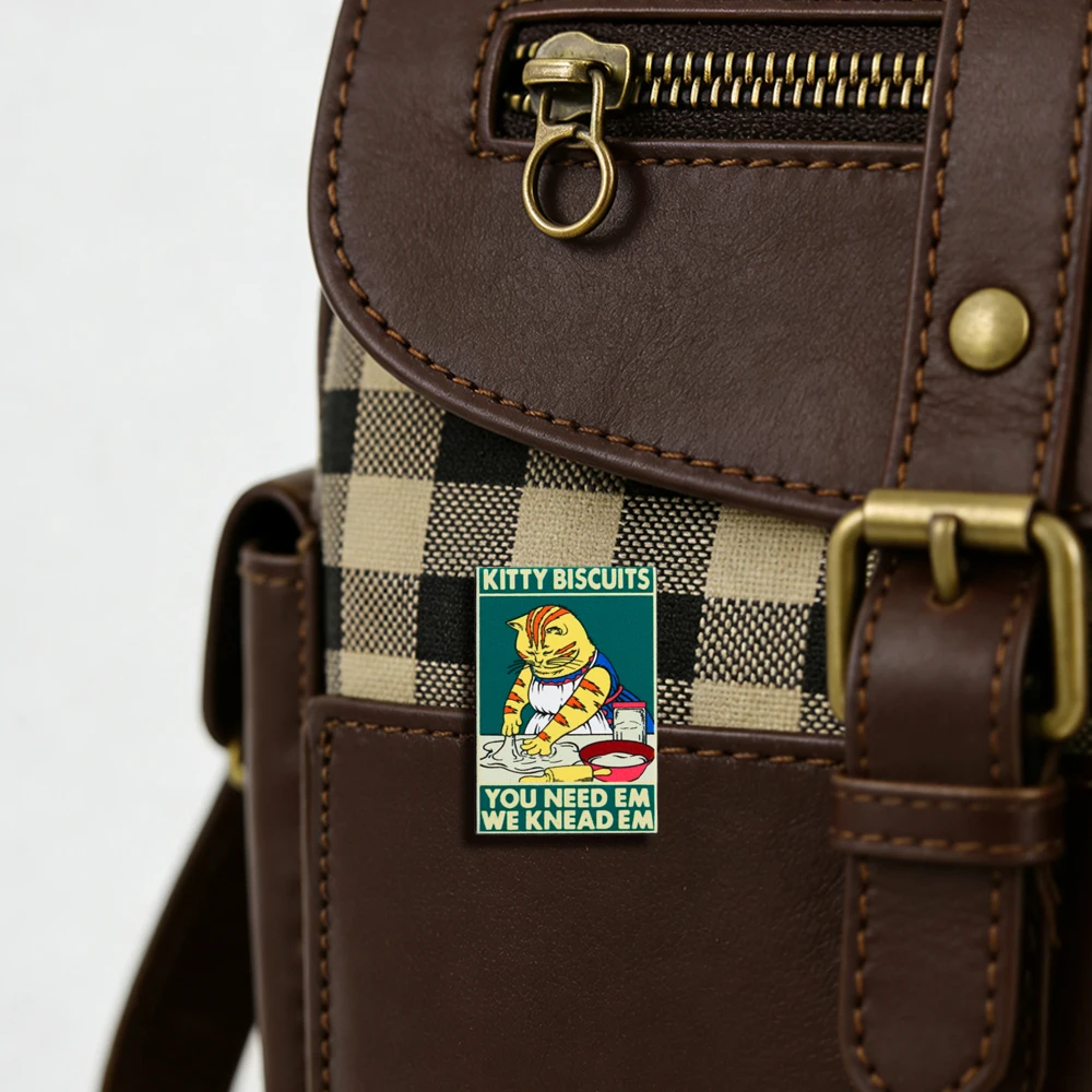 Niedliche Katzenkeks-Emaille-Brosche, Lustige Katzenkoch-Anstecknadel, „You Need Em We Knead Em“ Tier-Abzeichen, Geschenk für Backbegeisterte, Accessoires – Detail 11