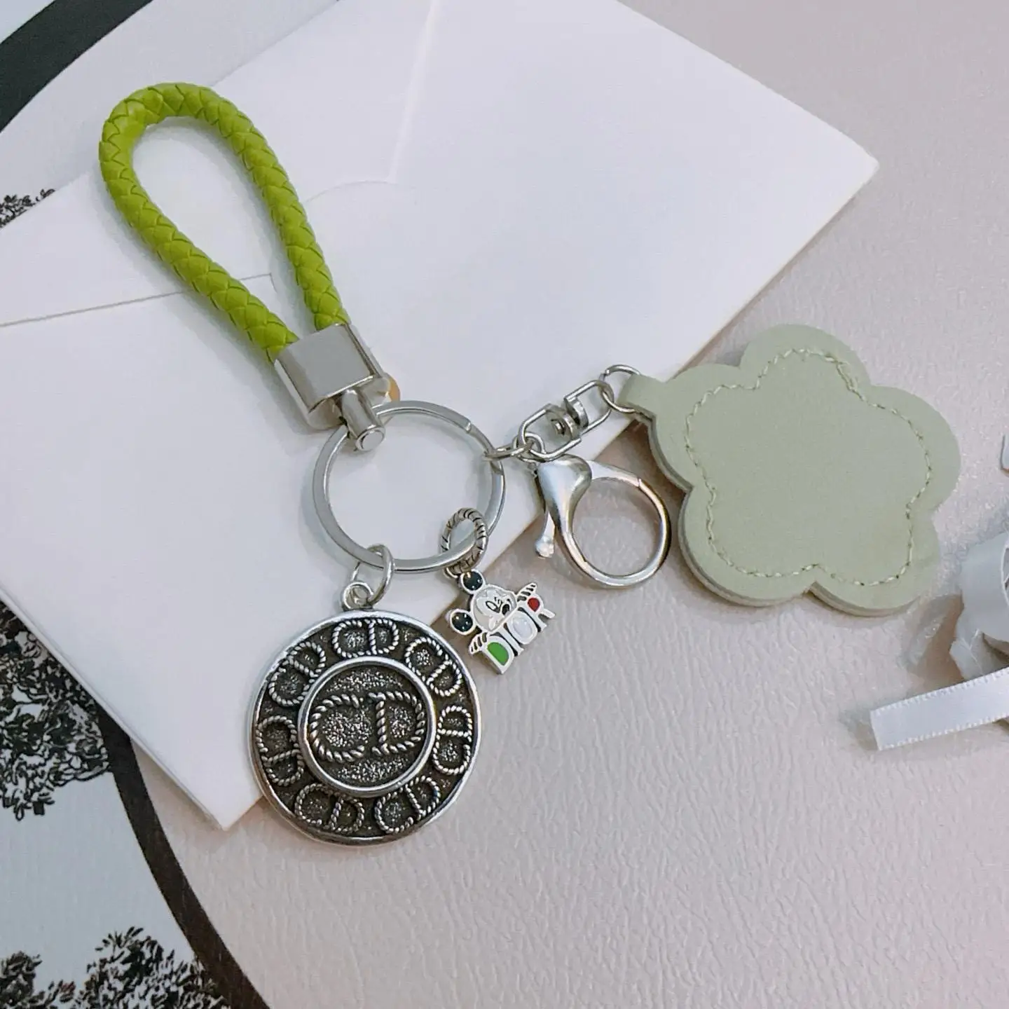 

Fashionable and Luxurious Master-level Handmade Keychains, The Latest Pendants, Pendants, Celebrity Style Fashion High-end Gifts