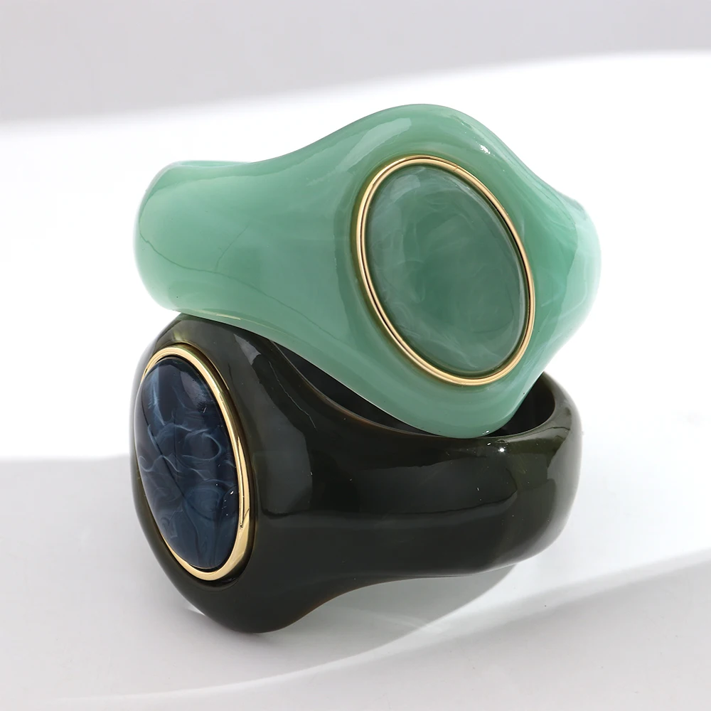 Vintage Harz-Armreifen in bunten, unregelmäßigen geometrischen Formen, neue breite Acryl-Armreifen mit Steinintarsien, einzigartiger Schmuck als Geschenk – Detail 5