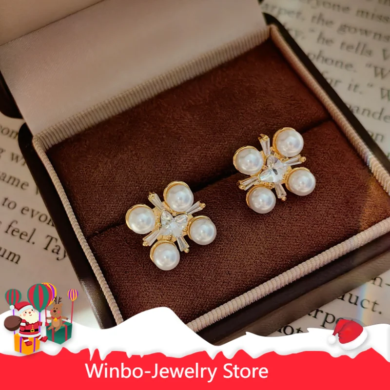 Pendientes de Oro de Estilo Moderno, Sencillo y Elegante - Cuatro Perlas Cultivadas Blancas - Estilo Versátil para el Día a Día para Damas