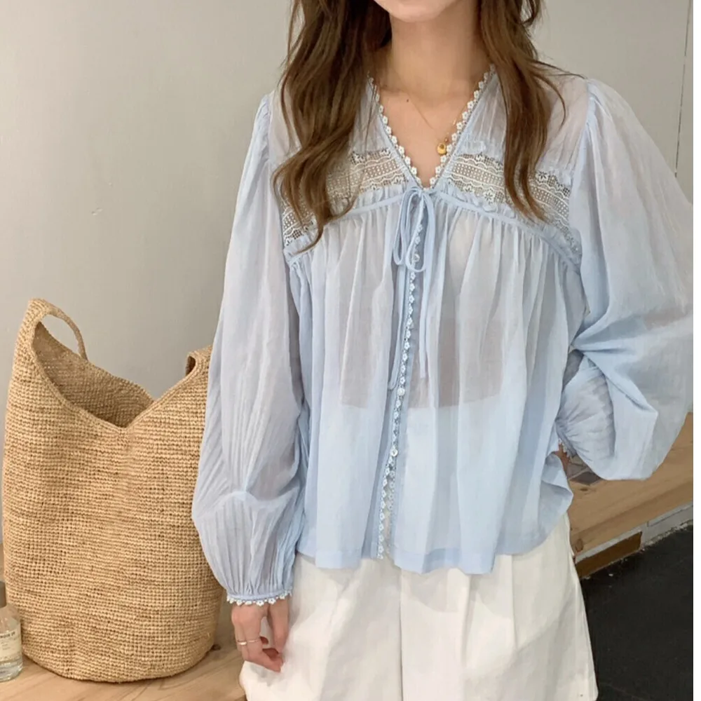 قميص نسائي رقيق للغاية بتطريز كثيف وياقة على شكل V، تصميم كوري منعش للربيع والصيف مع حماية من الشمس