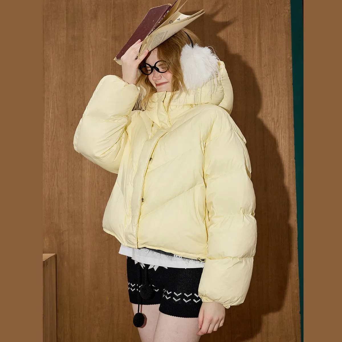 سترة نسائية شتوية لعام 2025 بأكمام منتفخة 90% سترة قصيرة بقلنسوة معطف منتفخ لملابس صغيرة فضفاضة ومريحة كبيرة الحجم