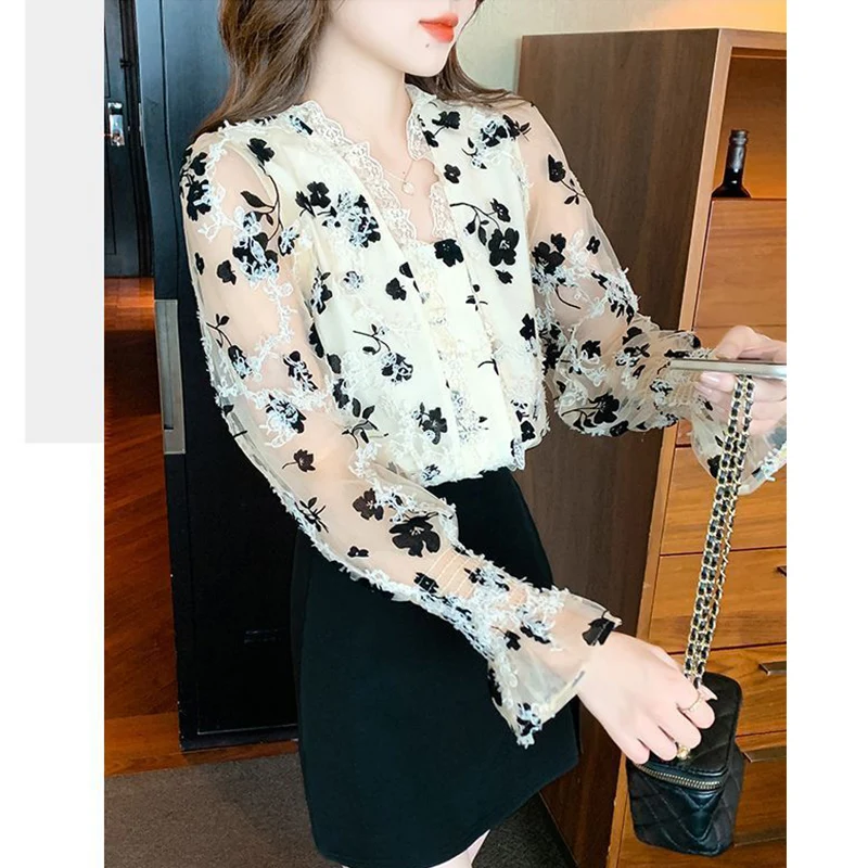 Spring Autumn V-neck Lace Patchwork Printing Shirt Ladies Casual Fashion Vintage Blouse Women Elegant All-match Long Sleeve Tops