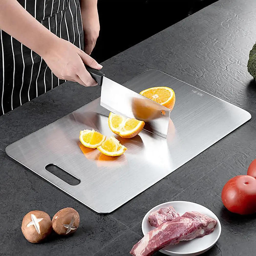 Titanium Schneidebretter Für Die Küche Edelstahl 304 Verstärkt Doppelseitig Lebensmittelecht Tragbar Für Obst- Und Fleischschnitt Schneidebrett Lebensmittelsicherheit Rutschfest Leicht zu reinigen Tragbares Design – Detail 11