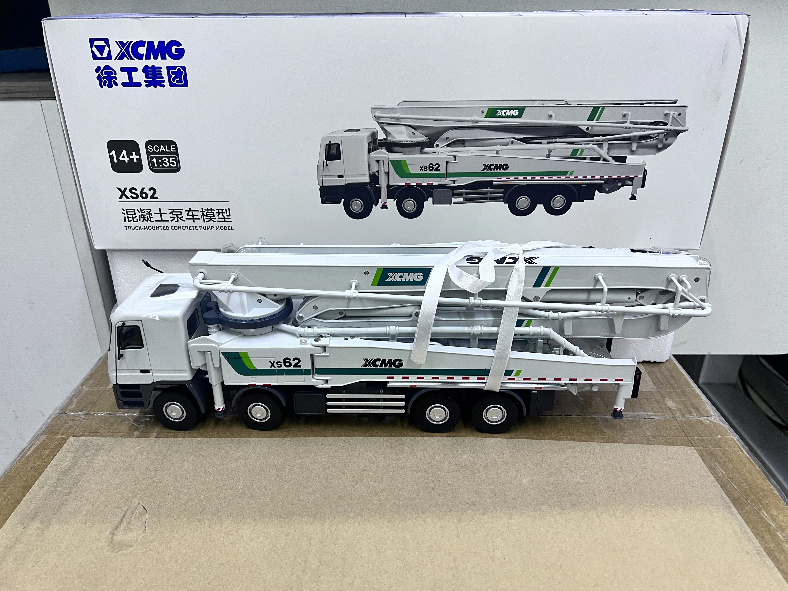

Collectible DieCast Model 1:35 Scale XCMG Swing XS62 Truck Mounted Concrete Pump Truck Construction Vehicles,Business Gift