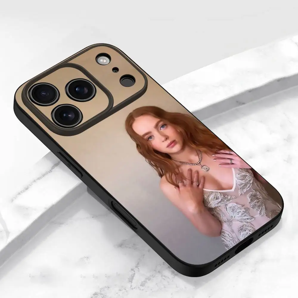 เคสโทรศัพท์ลาย S-Sadie Sink สำหรับ iPhone 17,16,15,14,13,12,11,Pro,Max,Plus,E,Air,Mini ป้องกันรอยขีดข่วน สีดำ