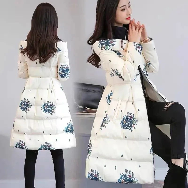 سترة قطن نسائية متوسطة الطول 2025 شتاء النسخة الكورية الجديدة سليم طباعة سميكة القطن عباءة سترة الإناث الدافئة سترة معطف