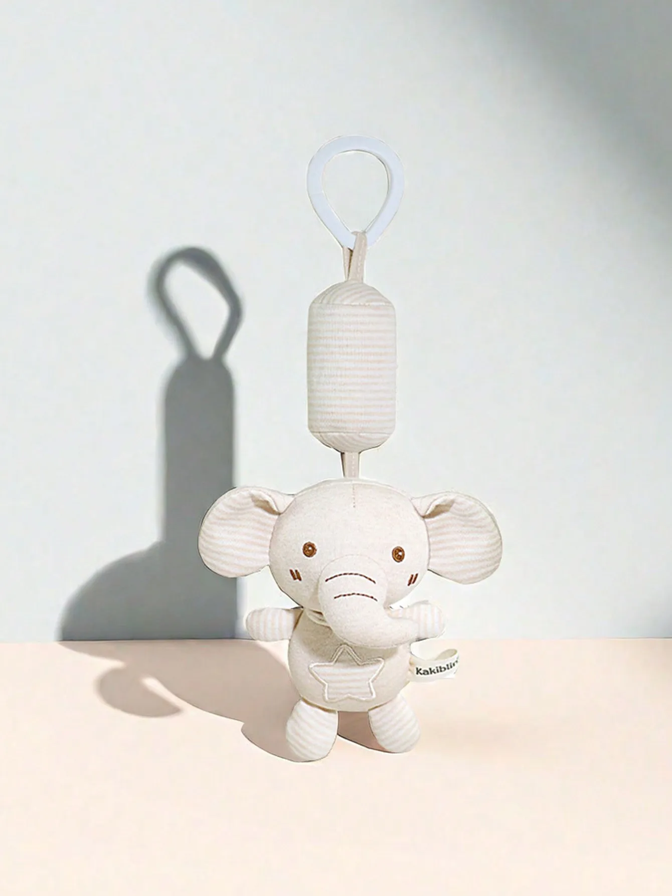 Passeggino montato su auto dei cartoni animati con campanelli eolici appesi per i bambini per impugnare e lenire i giocattoli che suonano