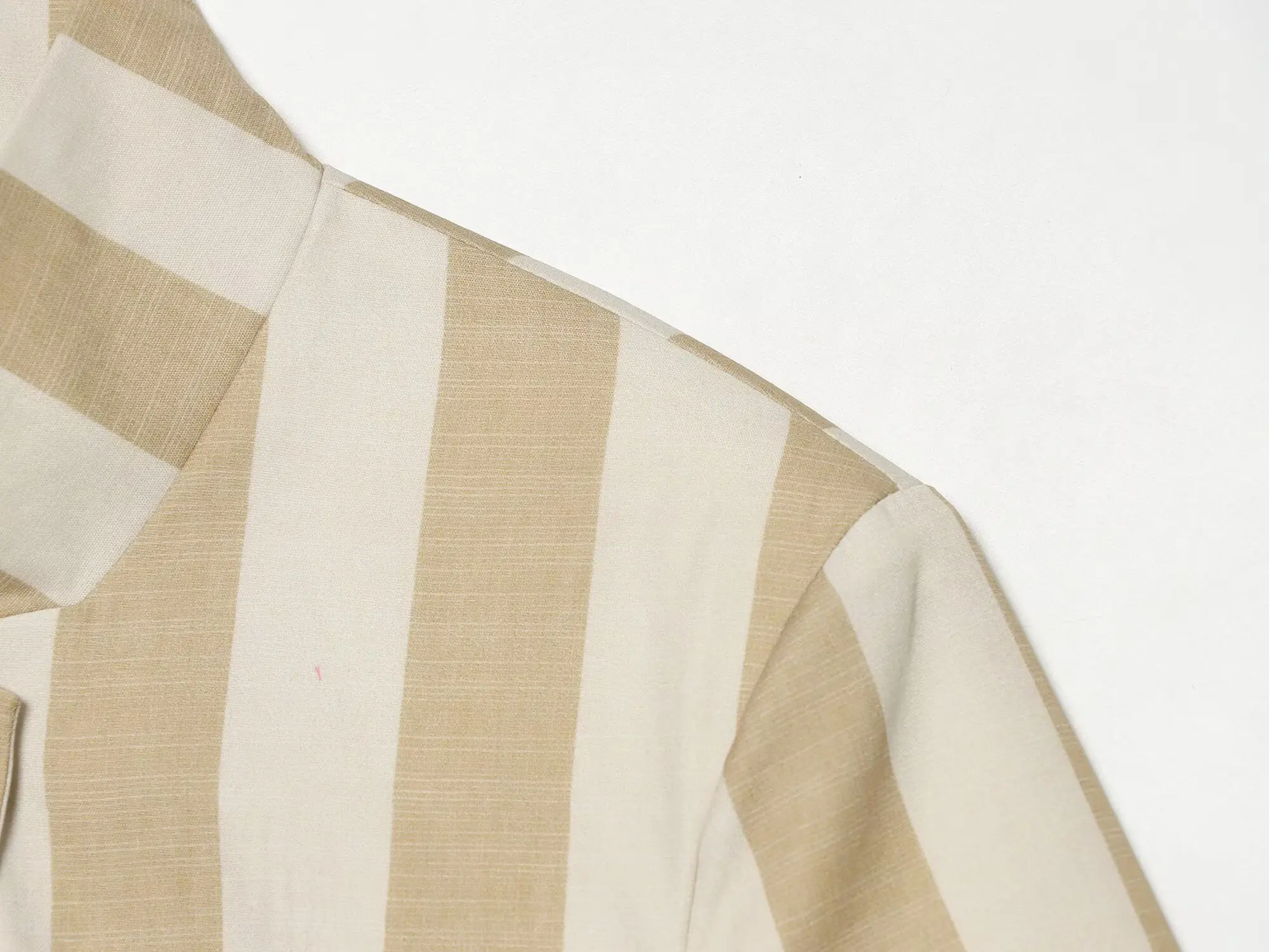 KONDALA Damen Pendler-Schicker Gestreifter Blazer 2026 Sommer Trendiger High-Street Stehkragen-Blazer Eleganter Lässiger Kurzarm-Blazer – Detail 7