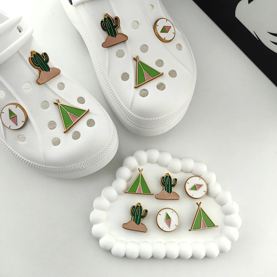 1 Juego de 6 uds. De bonitos dijes de decoración de zapatos desmontables para tienda de campaña con brújula de Cactus para acampar, adecuados para zuecos Crocs, regalo de fiesta