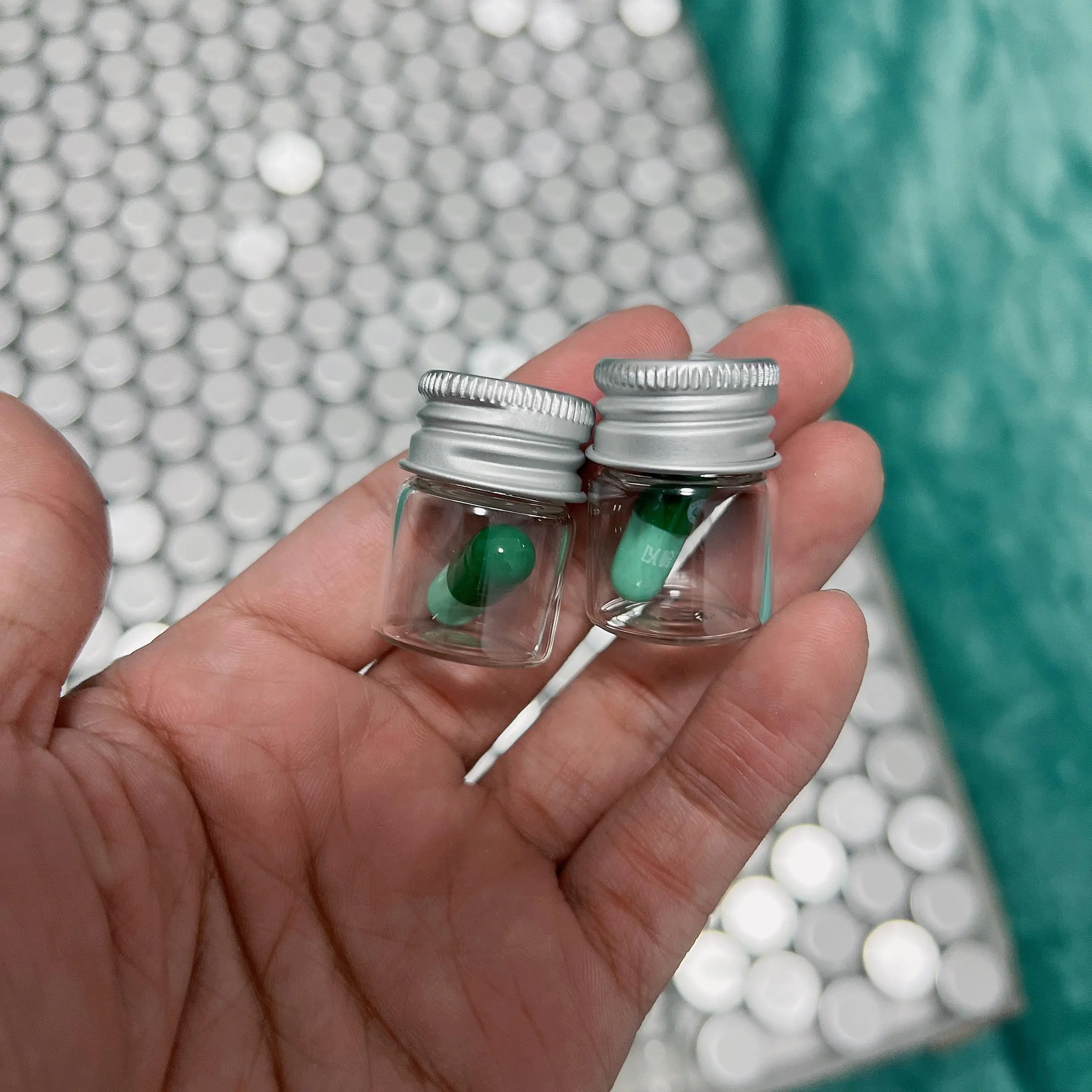 50pcs 100pcs 22*30mm 5ml Mini Glass Jars 50PCS 105PCS 13*22*30mm 5ml Small Glass Bottles with Aluminium Lids