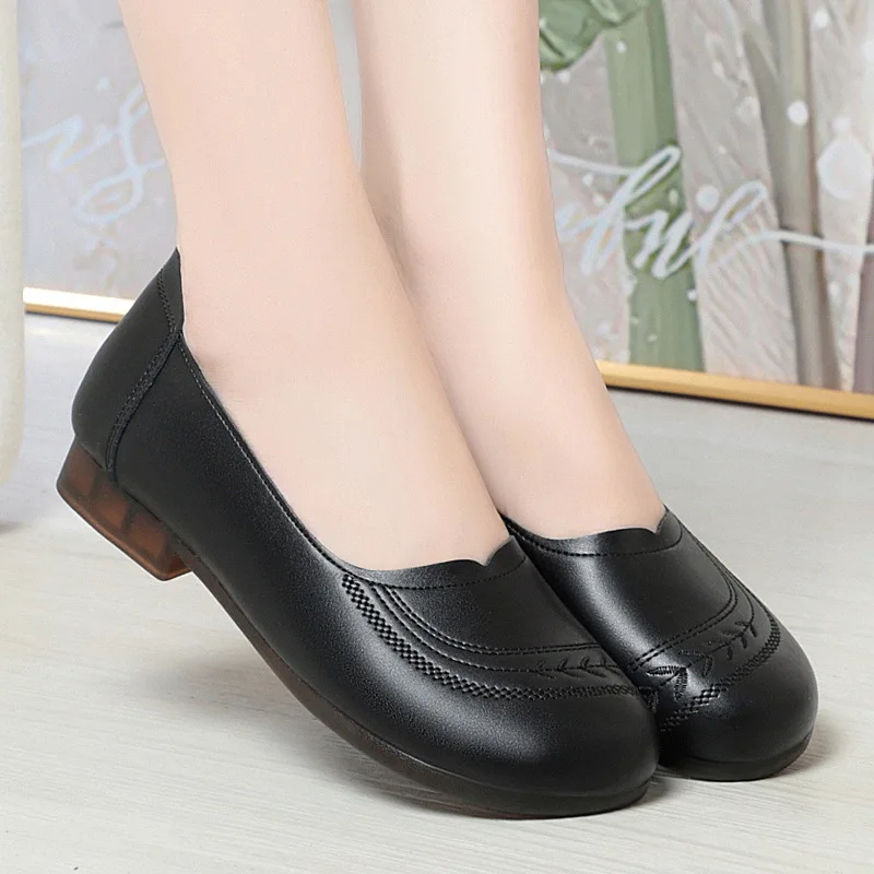 

Универсальные новые дышащие удобные неглубокие туфли из мягкой кожи, женские лоферы, осень 2024, мокасины без шнуровки для вождения, для мам, работы на каждый день