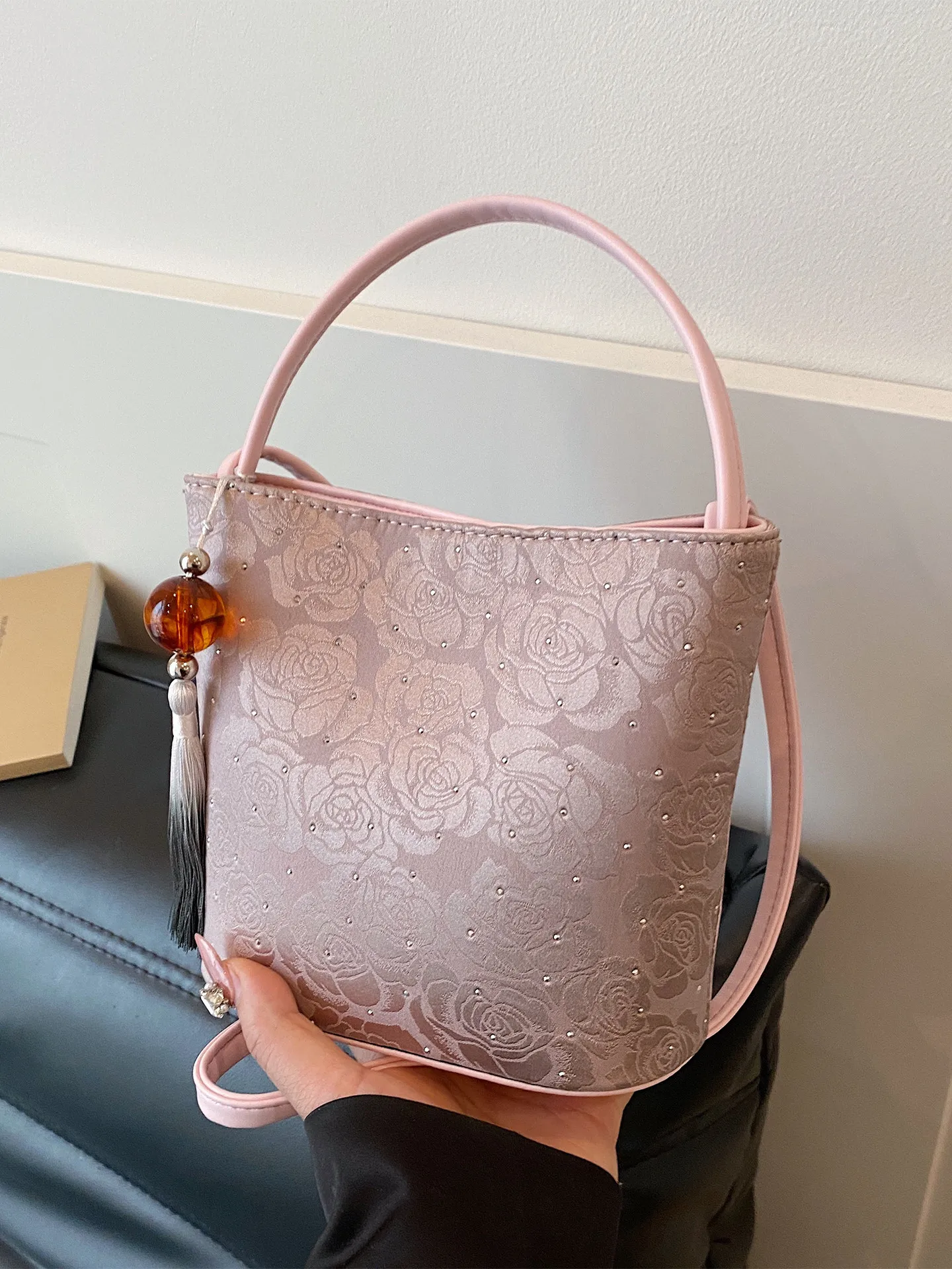 

Новая женская сумка через плечо в китайском стиле с цветочным принтом и кисточками, 2026 год, изысканная сумка-ведро с бриллиантами, подарок на День матери