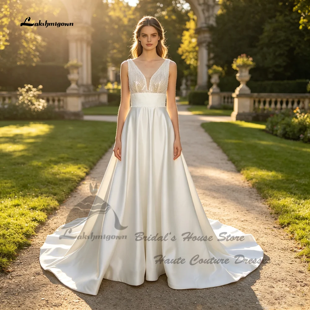 Lakshmigown Minimalistisches A-Linien-Brautkleid aus Satin 2027, schlichte Hochzeitskleider mit Perlen und Taschen, V-Ausschnitt, Perlenbesatz am Oberteil, maßgefertigt – Detail 6