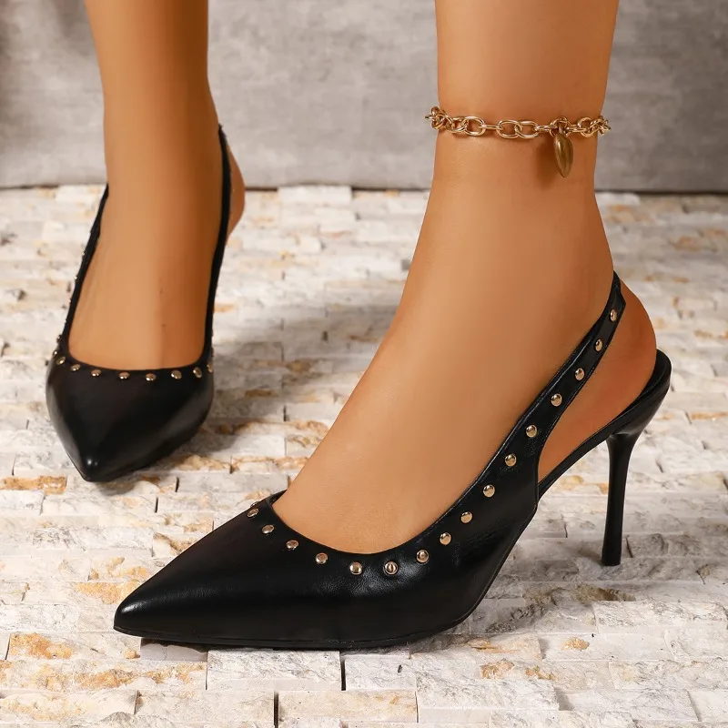 

Элегантные туфли-мюли на шпильке с острым носком и заклепками, новинка лета 2026