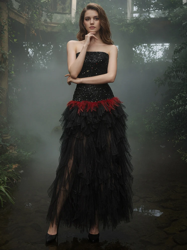 Vestido Maxi Bustier Preto com Lantejoulas e Detalhes em Plumas Vermelhas, Vestido de Festa Gótico Elegante com Saia de Tule em Camadas, Vestido Formal de Noite