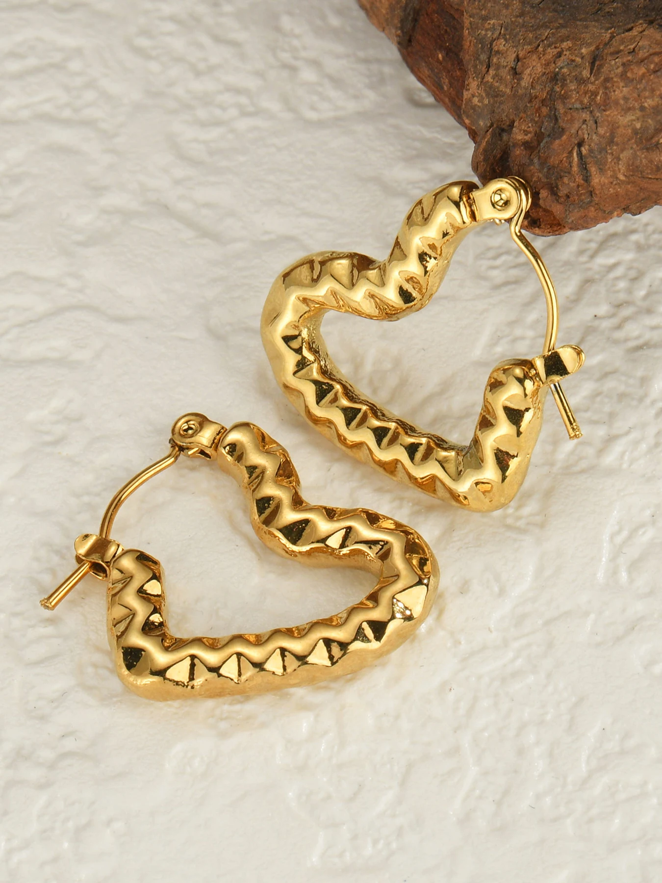 

Ruched Texture Heart Stud Earrings, High-End Stainless Steel, Asymmetrical Design, Luxury Ear Jewelry for All Seasons