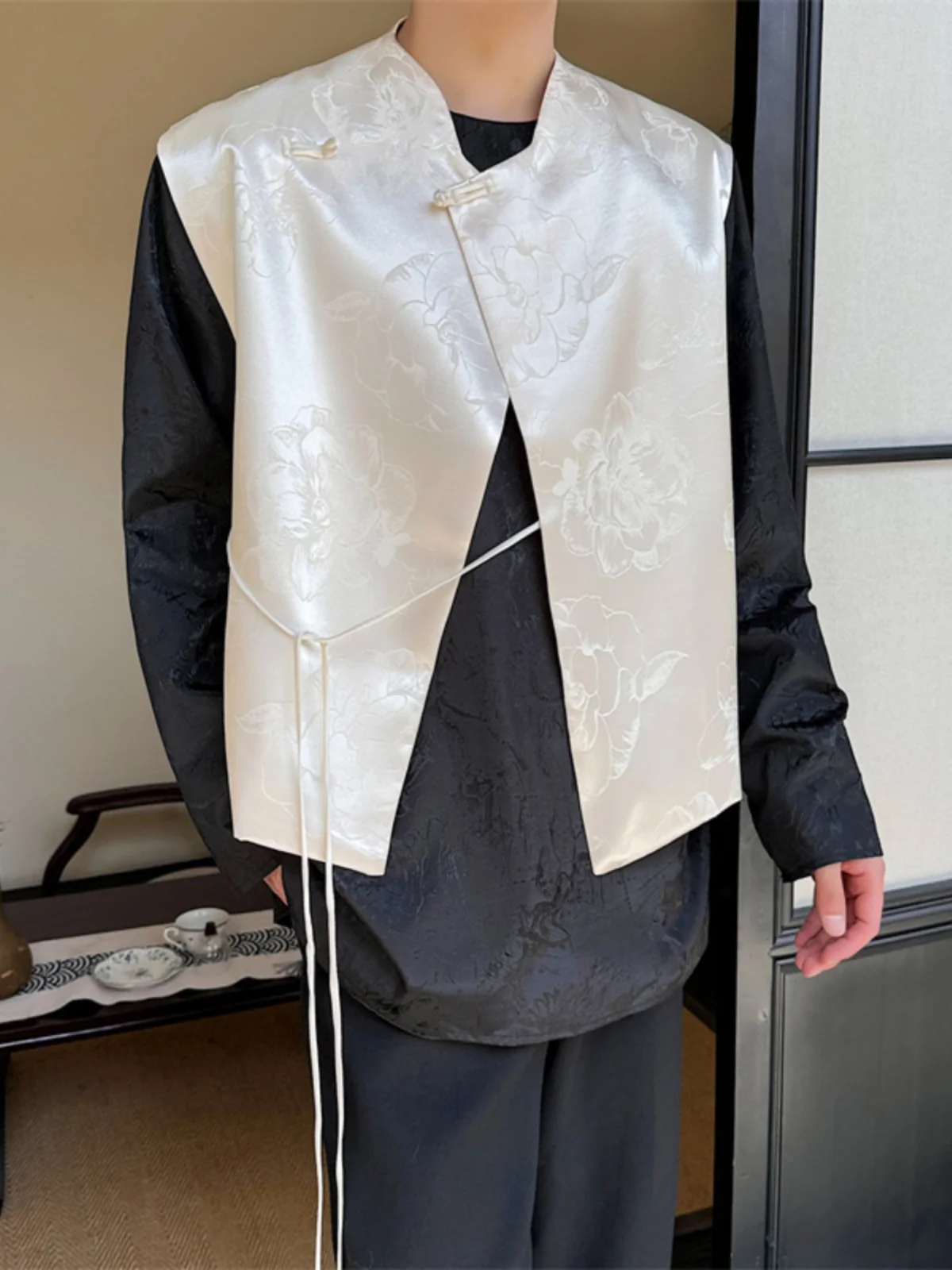 

Новая осенне-зимняя мужская китайская жилетка из атласа с вышивкой, модная верхняя одежда с пуговицами, без застежки