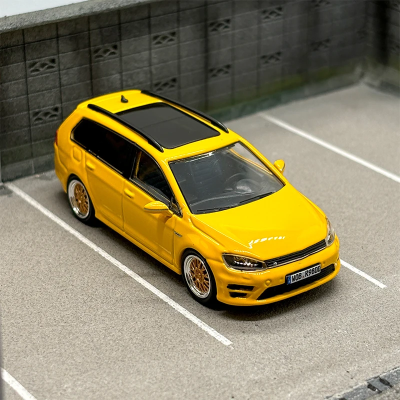 Diecast 1:64 Scale Alloy Golf Mk7 Wagon Travel Version 7R Sedan Toy Car Model Display Toy Collection Souvenir Static Decoration