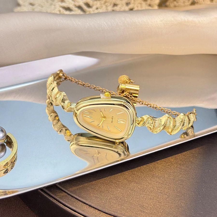 ساعة كوارتز أنيقة على شكل ثعبان للسيدات على الطراز الأوروبي والأمريكي، إكسسوارات عصرية أنيقة بأرقام رومانية فاخرة