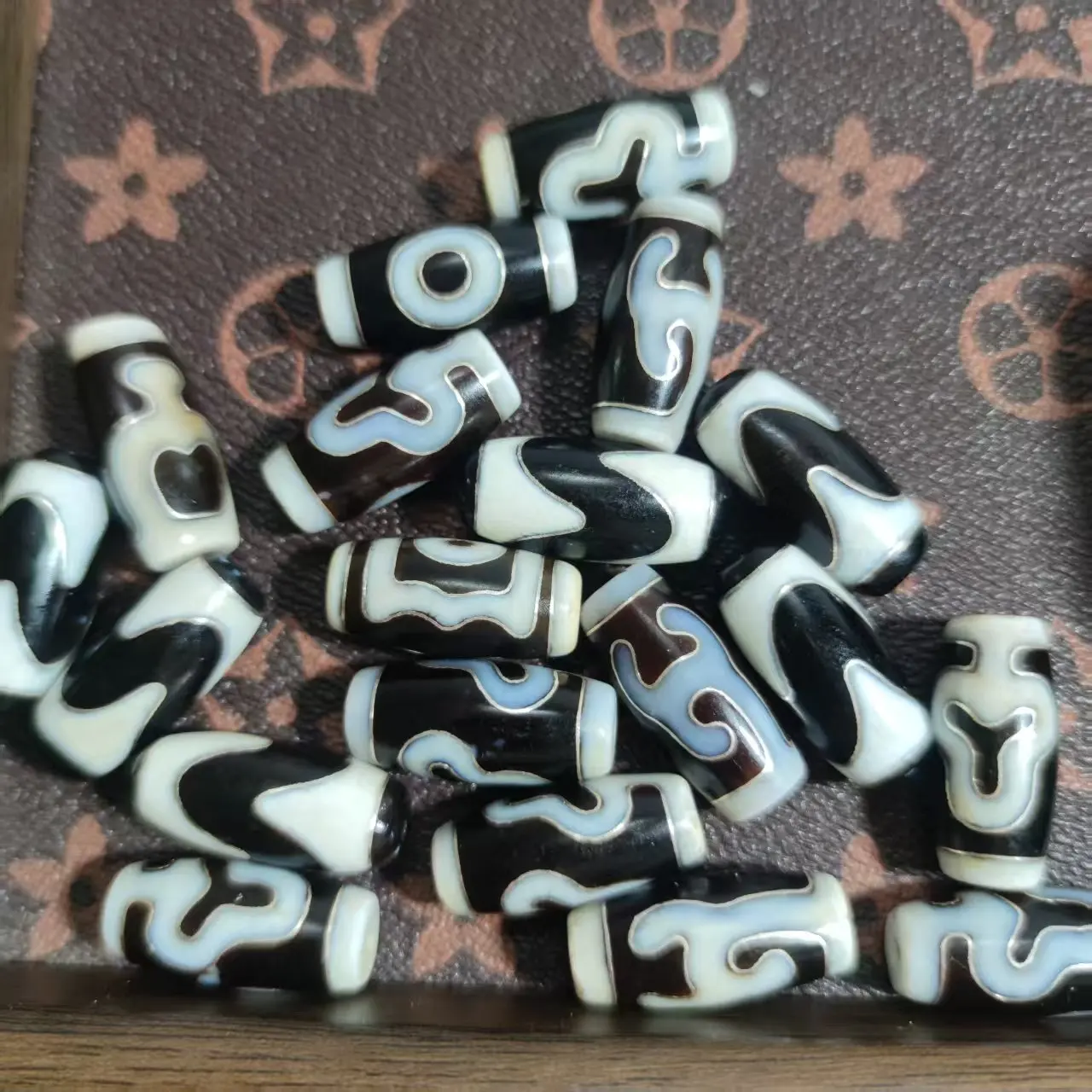 18pcs/lot 28*13mm Enlaid Silver Silk Different Totems Tibetan Dzi Beads Natural Agate Amulet Beads for DIY