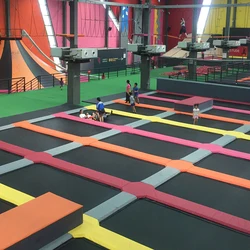 Kryty duży trampolina Park rozrywki Komercyjny duży parkour Park trampolina Dostosowana duża trampolina