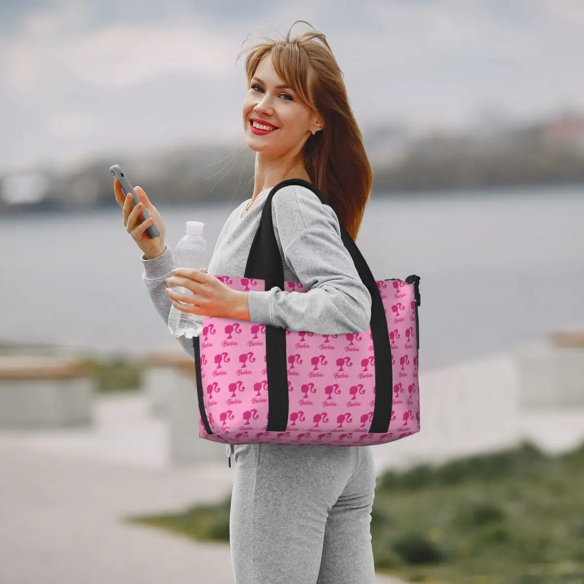 Borsa Tote da spiaggia con Logo Barbie personalizzato per borse da viaggio da spiaggia da palestra con ampio scomparto per ragazza da donna