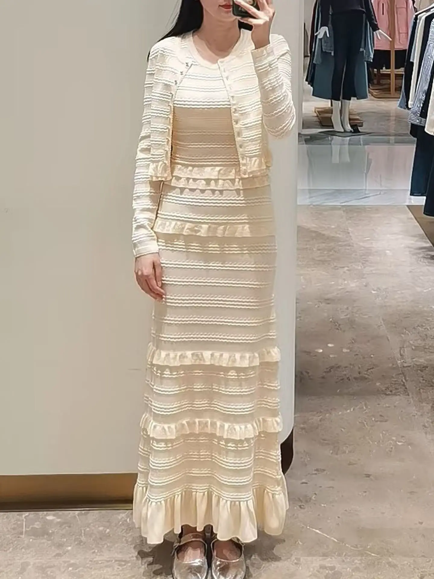 

Осенний качественный женский повседневный костюм: кардиган с круглым вырезом и длинными рукавами на одной пуговице + платье макси без рукавов, однотонный трикотаж, 2 предмета