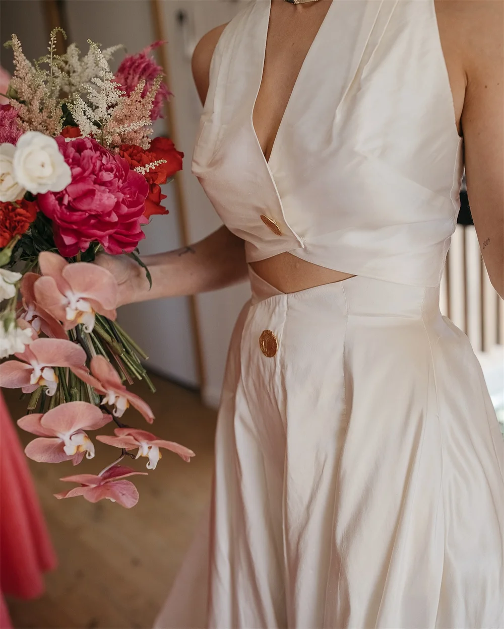 Tokyo Maßgeschneiderte weiße Brautkleider mit V-Ausschnitt, ärmellose Hofschleppe-Brautkleider 2025, elegante A-Linien-Hochzeitskleider mit Reißverschluss hinten