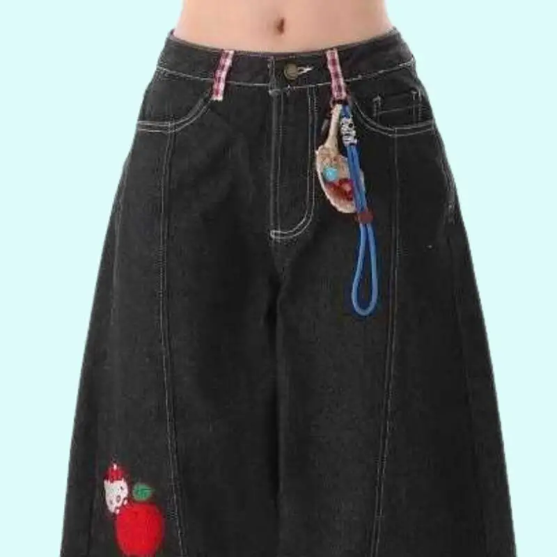 กางเกงยีนส์ทรงคาวบอยปักลายเฮลโลคิตตี้สไตล์เรโทรสุดฮิตประจำปี 2025 ดีไซน์ซานริโอสำหรับผู้หญิง ใส่ได้ทุกฤดู ทรงหลวมขากว้าง