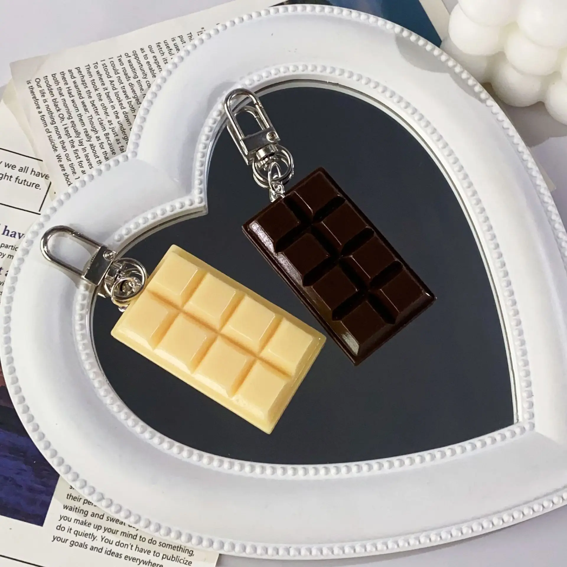 LLavero de Chocolate simulado, juguete de comida, colgante de Chocolate negro, colgante de bolsa de coche de Chocolate blanco, regalo para mejor amiga