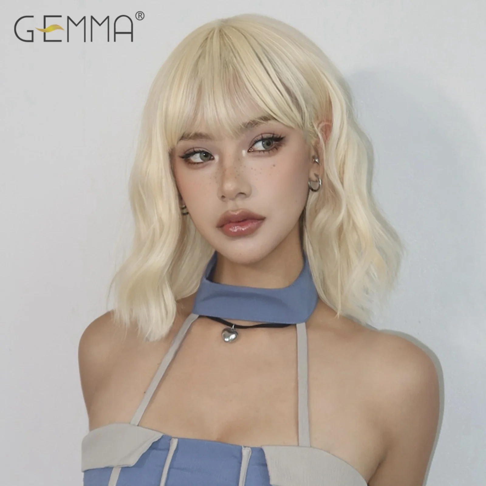 GEMMA Short Wavy Rice Blonde Wig with Bangs Synthetic Cosplay Wig for White Women Party Daily Lolita Fake Hair Heat Resistant