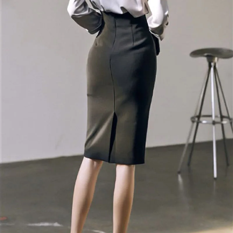 Profesjonalna spódnica o prostym kroju, z wysokim stanem, typu ołówkowa, do pracy, o średniej długości, w kształcie litery A, prosta, elegancka spódnica damska.