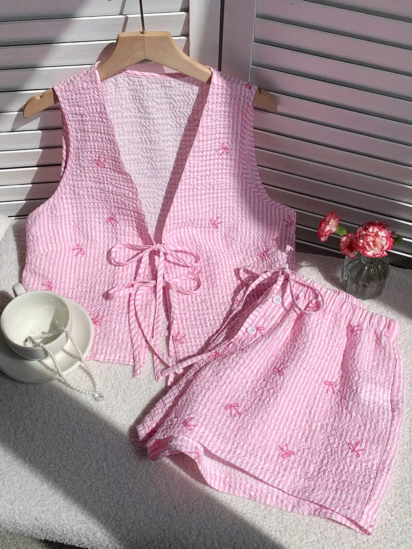 

Женский комплект из топа-майки с розовыми полосками и бантом сзади и шорт для летнего повседневного образа