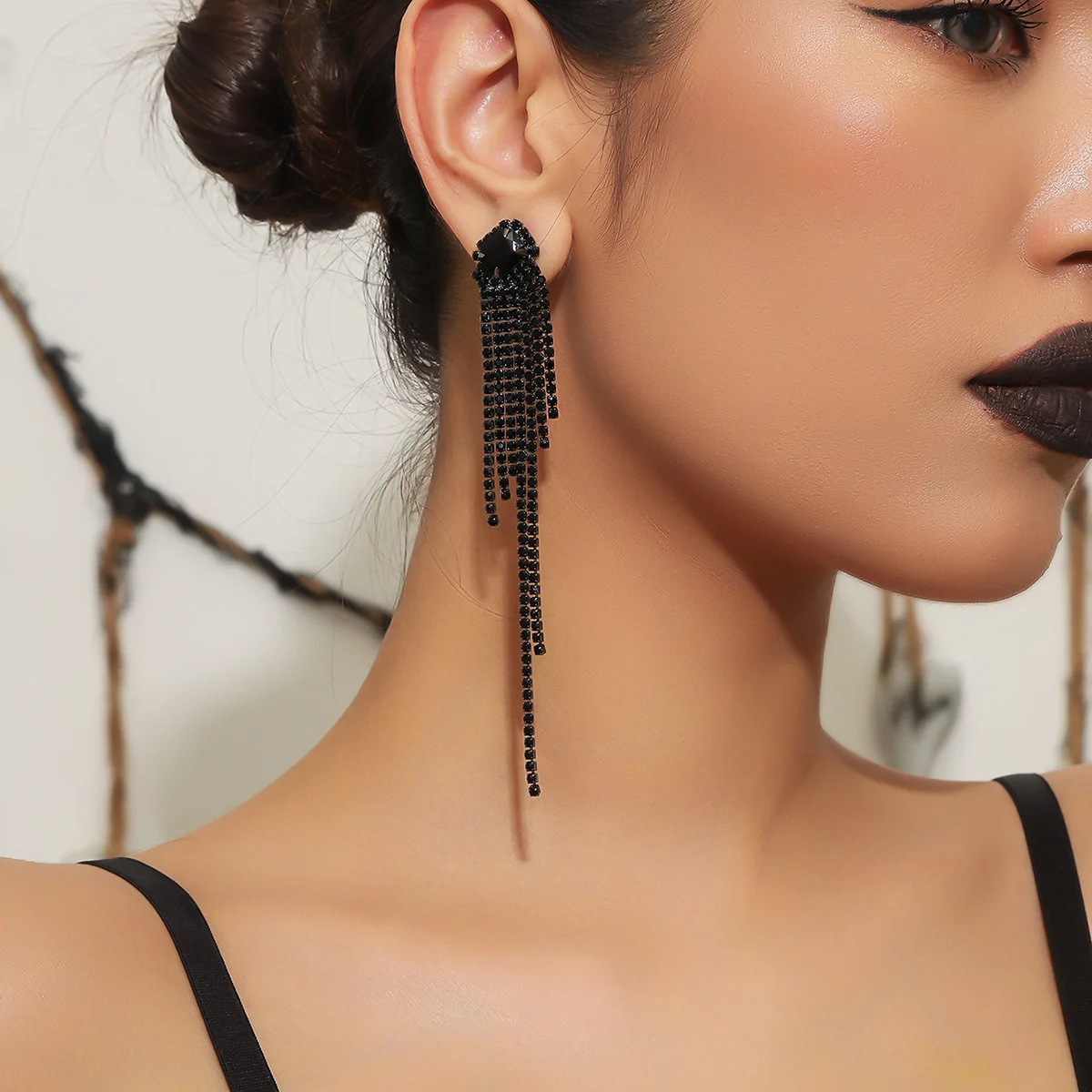 High-end luxury super flash rhinestone long fringed earrings for women, fashionable versatile stud earrings and ear accessories