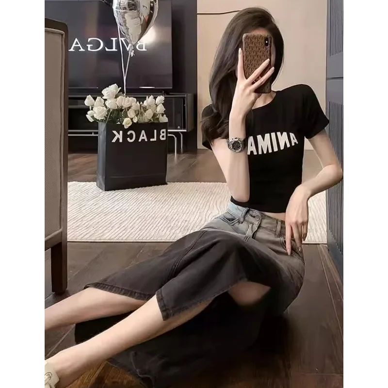 Damskie modne dopasowane czarne T-shirty z napisem, dwuczęściowe komplety z rozcięciem, spódnicami jeansowymi z wysokim stanem, letnie zestawy z krótkim rękawem i jeansami.