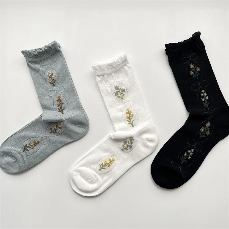 3 Pairs   Flower Socks For Women Spring Summer Black, White And Grey Wooden Ear Side Mid-tube Socks Small Pile Pile Socks