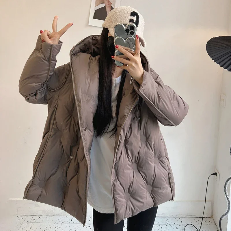 Schinteon المرأة الأبيض بطة أسفل سترة الخريف الشتاء عادية أكثر من حجم ملابس خارجية فضفاضة مع غطاء محرك السيارة الكورية نمط ألف خط معطف 2024 جديد