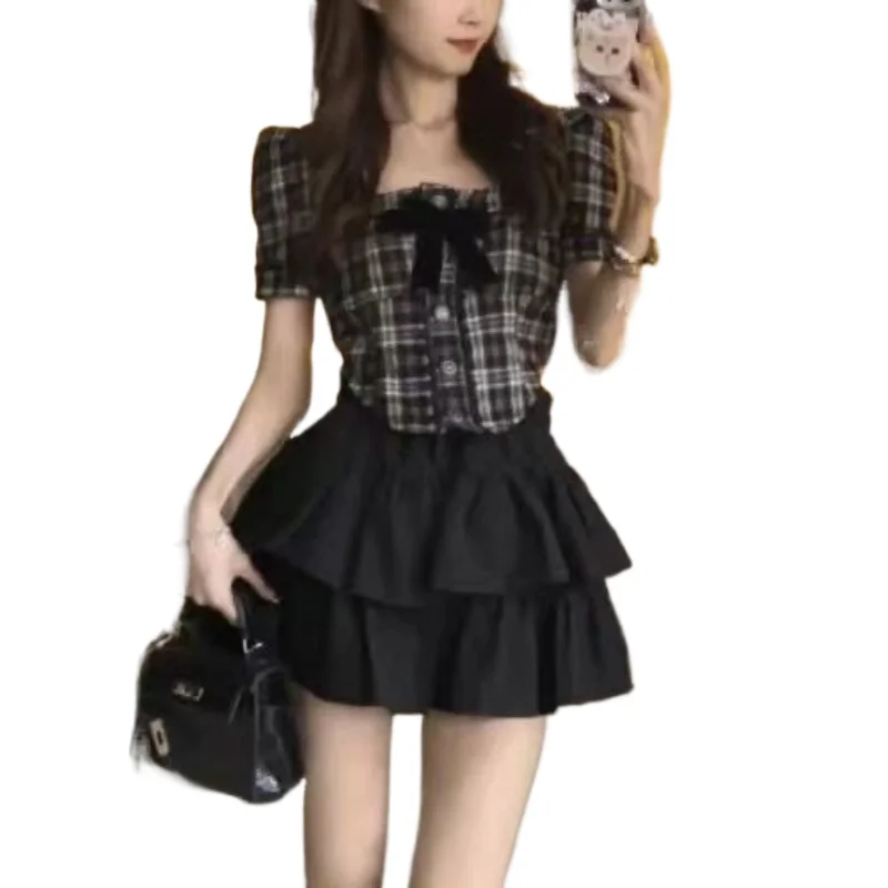 Novedad de verano, ropa de té pequeña a la moda, camisa de manga de burbuja a cuadros, Falda corta de pastel negro, traje pequeño de dos piezas de viento fragante para mujer