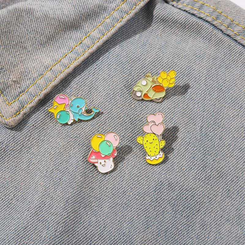 Cogumelo Motocicleta Botão Pins, DIY Denim Jacket Badge, Pin Esmalte Dos Desenhos Animados, Balões Coloridos, Cacto, Golfinho Jóias Presente