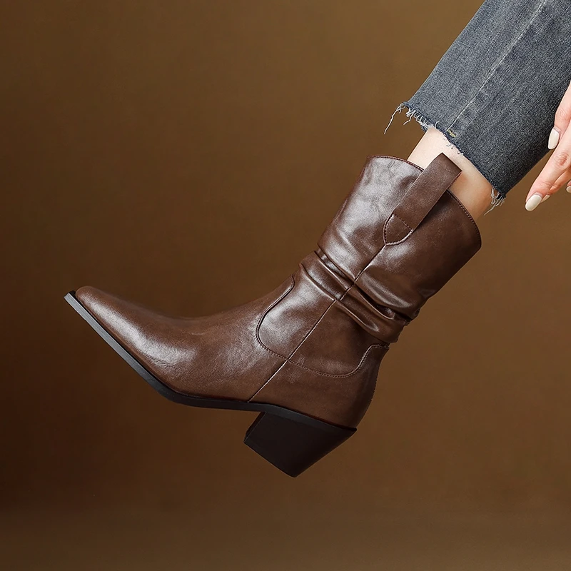 حذاء نسائي جديد للخريف والشتاء مصنوع من جلد البقر بمقدمة مدببة وعجل بكعب عالٍ للدراجات النارية حذاء قصير على الموضة الغربية