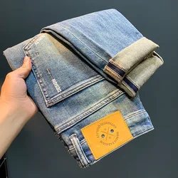 Calça jeans fina e rasgada masculina, calça levemente solta na moda, elástico cortado, calças plissadas e bonito, verão, 2024