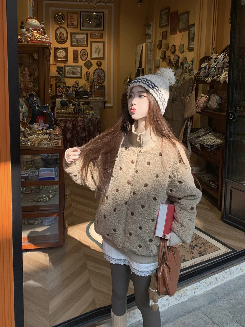 معطف نسائي كوري من الفرو الصناعي من الجلد والفرو الحلو منقوش بنقطة مموجة منقوشة معطف طويل بسحاب Sve