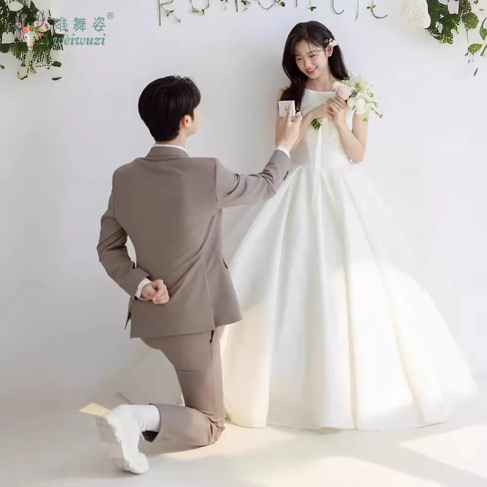 2025 Abito da sposa da sposa girocollo in stile coreano Abito da sposa semplice e con decorazione con fiocco su una spalla Abbigliamento per foto di coppia