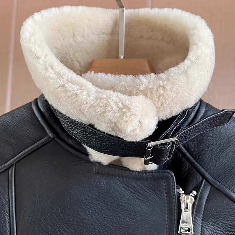 معطف فرو الأغنام الطبيعي الحقيقي للجلد بالكامل بياقة مقلوبة معطف نسائي شتوي سميك ودافئ على طراز الدراجة النارية