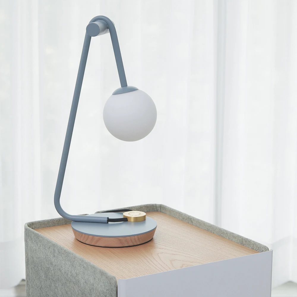 

Minimalist table, bedroom, bedside minimalist plug-in small desk lamp, high creativity