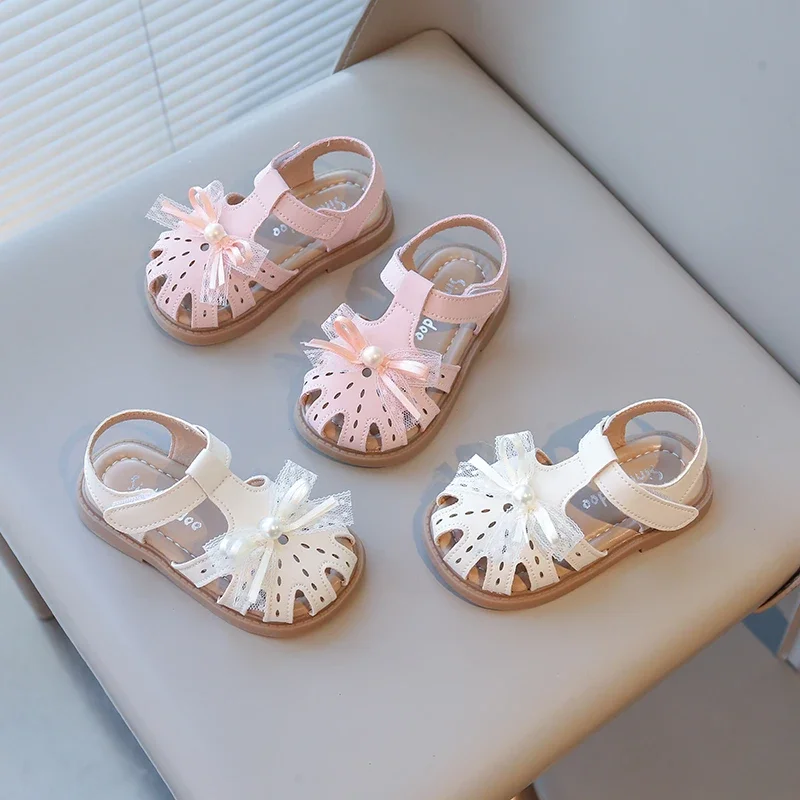 Mädchen Sandalen T-Riemen Baby Kinder Strandschuhe Spitze Fliege mit Perle 2025, Sommer, neue Prinzessinnenschuhe, Anti-Kick, hohl, atmungsaktiv