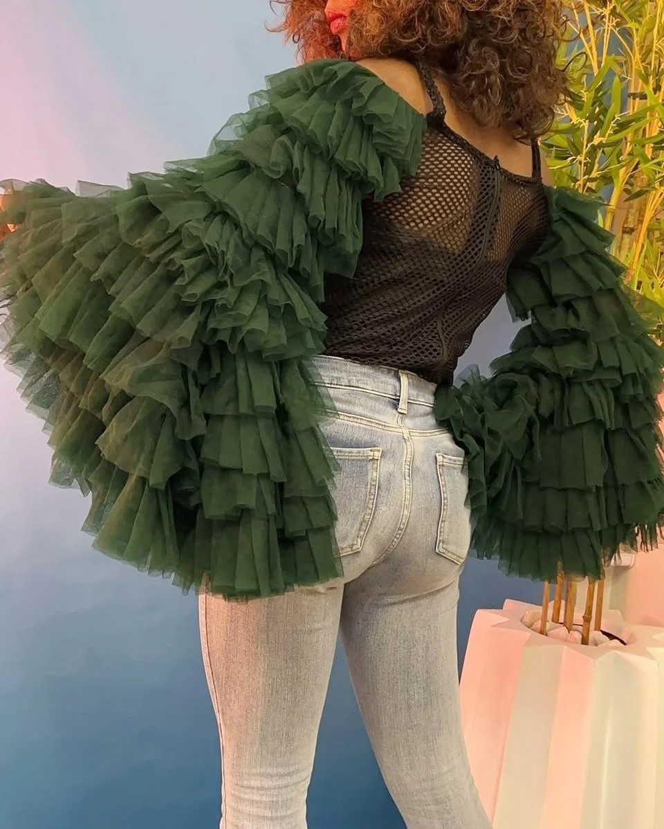 بلوزة قصيرة مكشكشة من التول باللون الأخضر الداكن قبالة الكتف منتفخة البوق بأكمام طويلة للنساء الجزء الأخضر فقط بأي لون #2