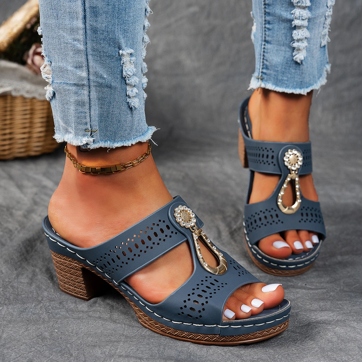 

Summer Women Lightweight Hollow Sandals Fashion Chunky Heel Open Toe Slippers Female 2025 Casual Outdoor Slides Shoes Big Size
