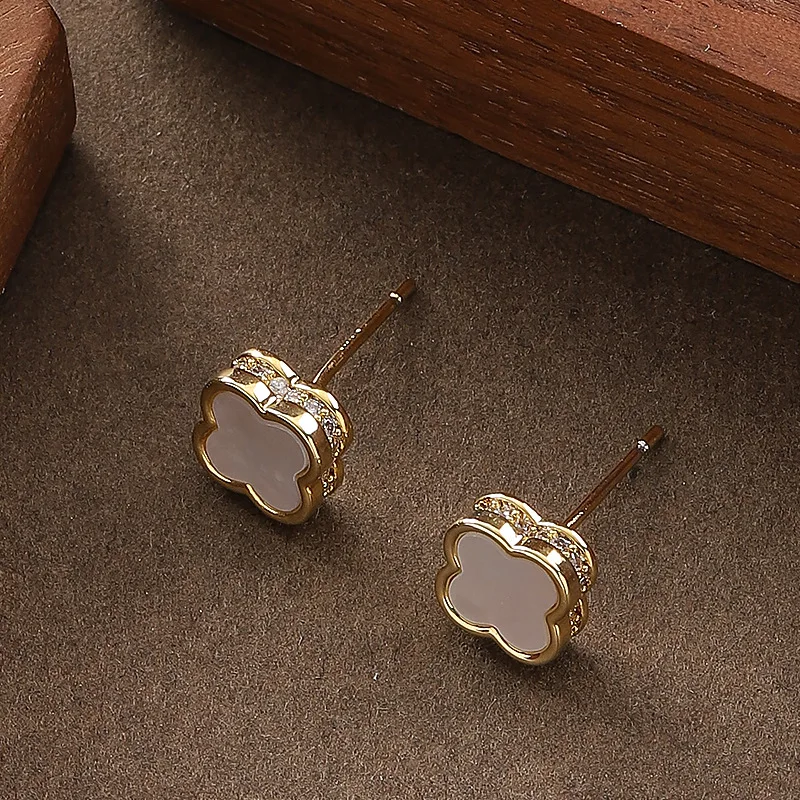 Fashionable, exquisite and simple, diamond-encrusted shell, four-leaf clover earrings, gentle temperament, commuting earrings